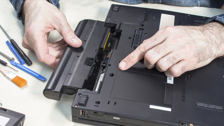 Fitting a laptop battery