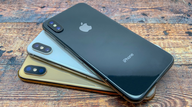 three iPhone Xs