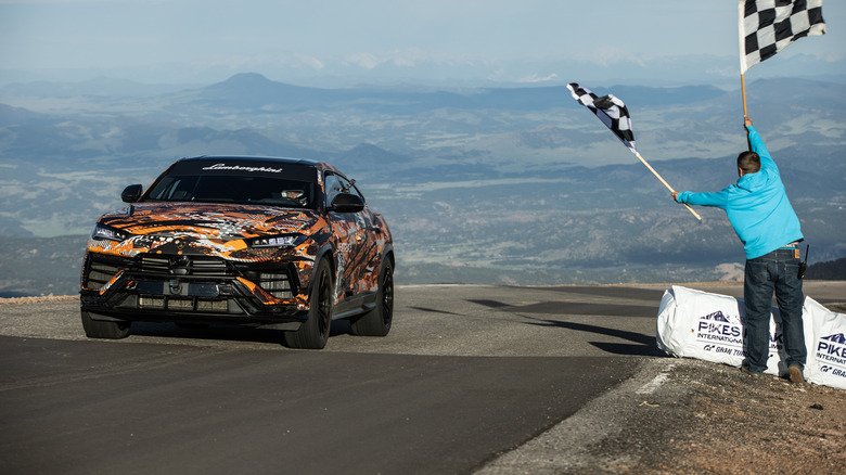 Lamborghini urus pikes peak hillclimb