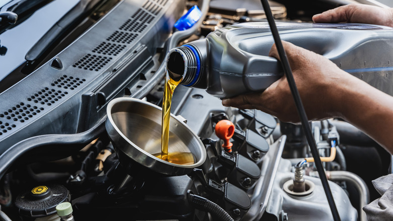 Topping a car up with engine oil