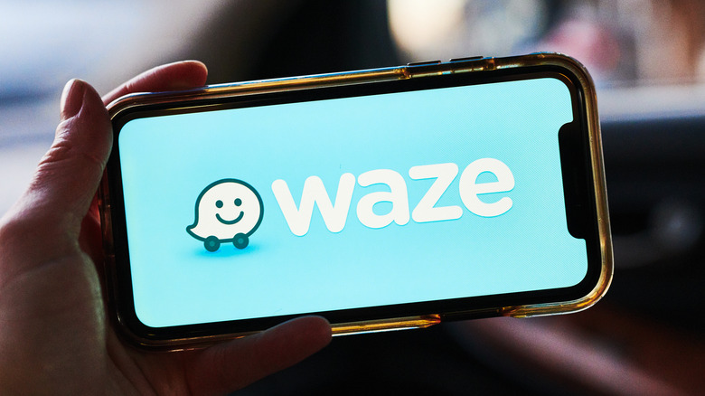 Waze open smartphone in car