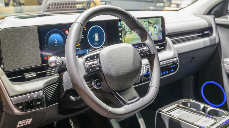 Hyundai lonig 6 car interior