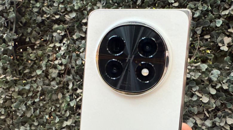 Camera hump on Oppo Find N5.