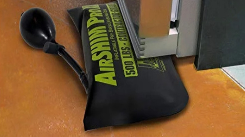 AirShim Inflatable Pry Bar and Leveling Tool