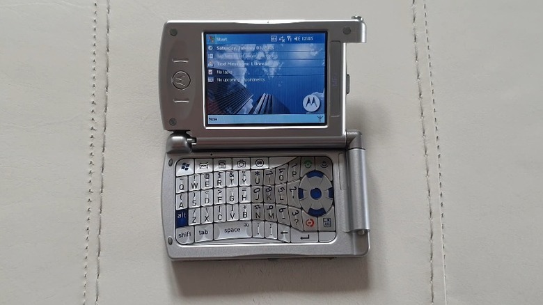 Motorola Mpx phone shown open