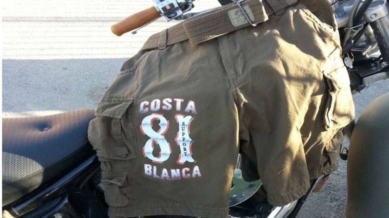 Men shorts with Support 81 print displayed on a bike
