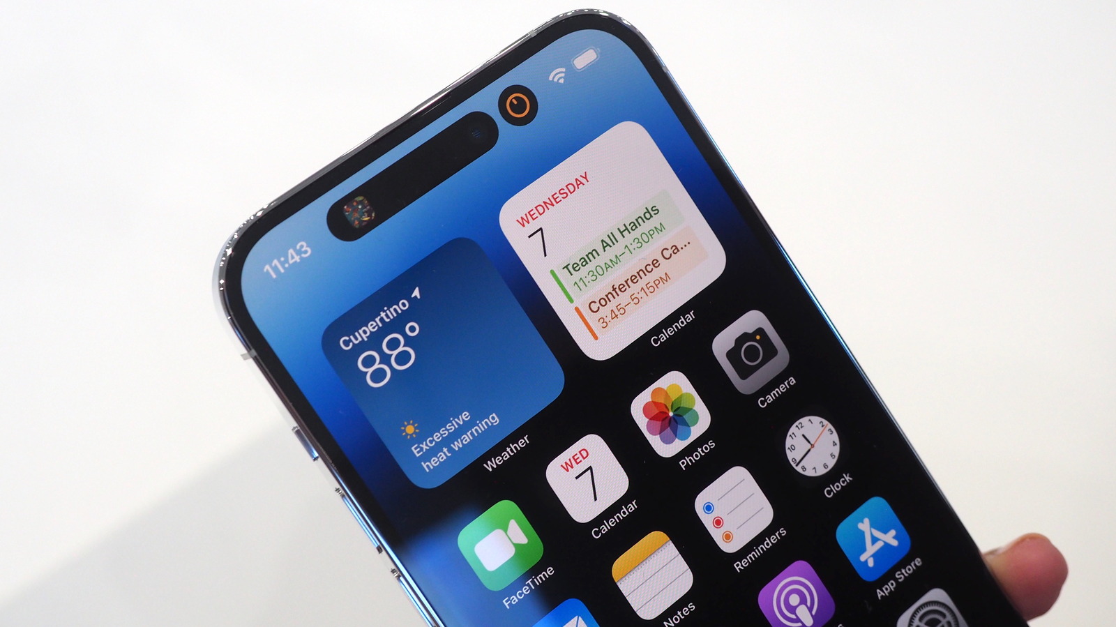 What Apple Users Should Do If They Encounter The iPhone 14 'SIM Not Supported' Bug