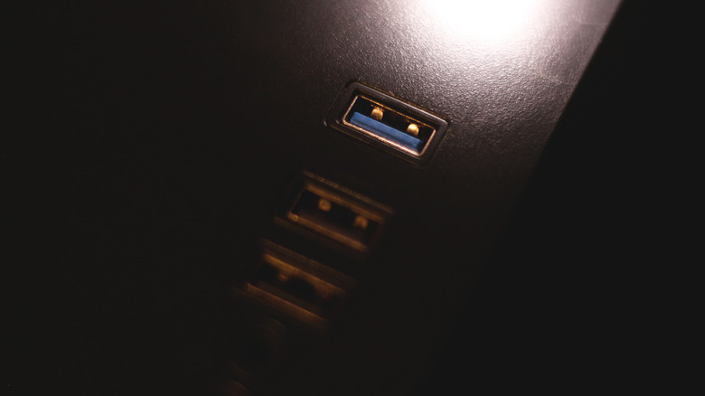 Locking mechanism inside a USB port