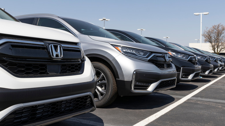 Multiple Honda SUVs in a dealership parking lot