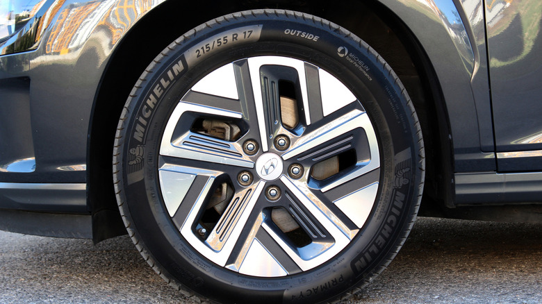 Close-up of grey Hyundai Kona alloy wheel with Michelin tires