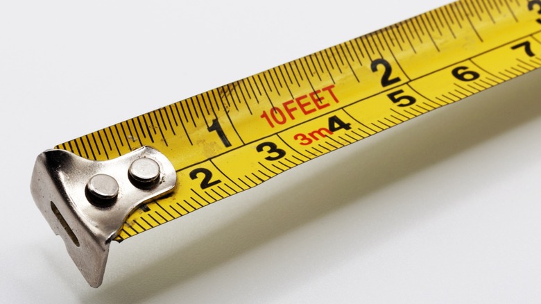 The end of a measuring tape showing its overall measuring length in red numbers.