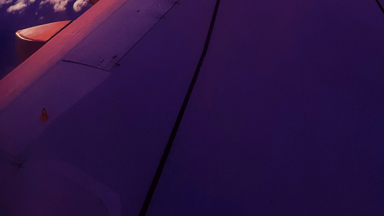 Perfect view of an airplane wing from the William Shatner's Seat