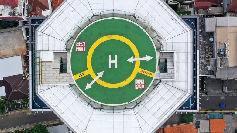 A top down view of a helipad showing maximum weight and rotor diameter figures, as well as approach and departure arrows
