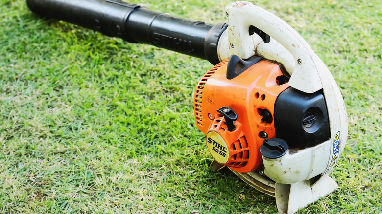 Vertical and horizontal lines of choke valve indicator seen on Stihl blower