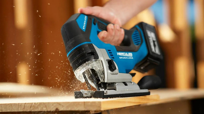 Hercules 20V jigsaw in action