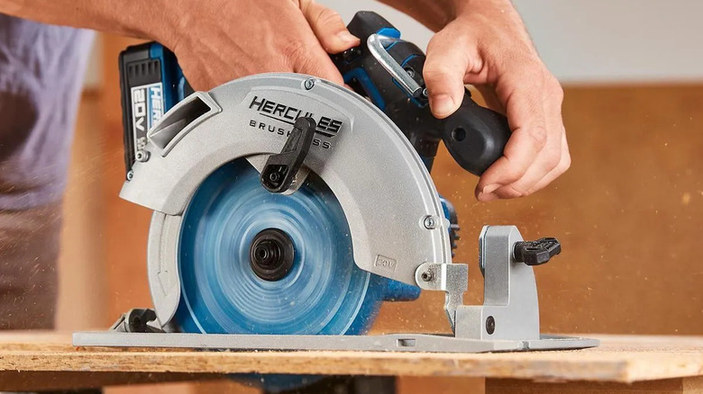 Hercules circular saw in action