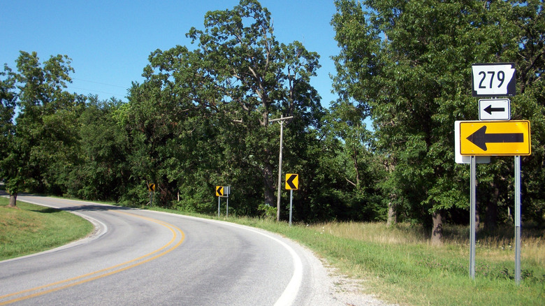 Curve with both one-directional arrow and chevron signs in Arkansas