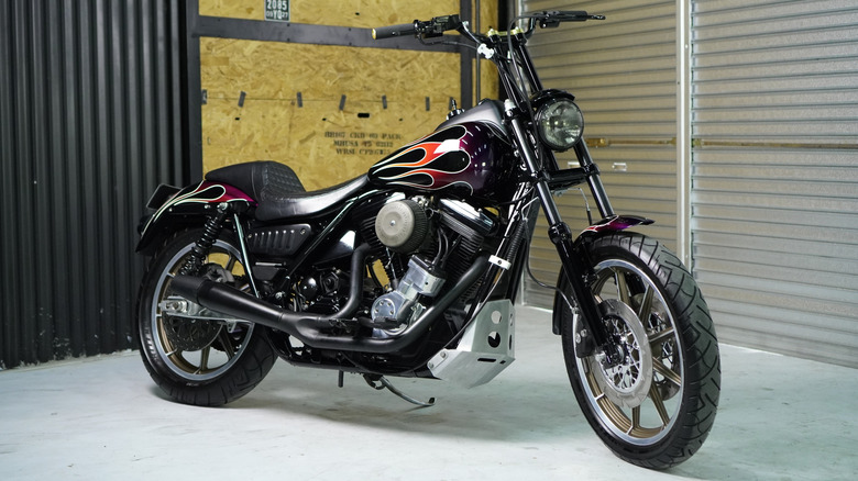 Harley-Davidson FXR bike, front right 3/4 view, purple gradiented flames on the fuel tank and rear fender
