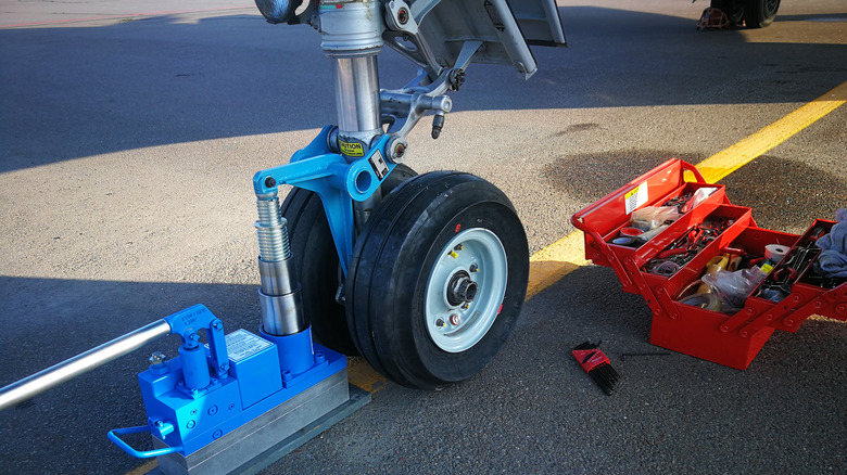 Nosewheel maintenance on an aircraft
