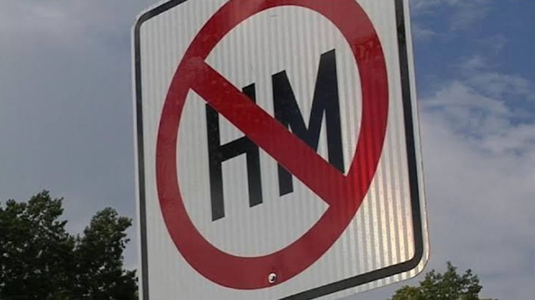 No HM sign on side of road