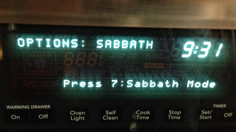 LED oven display showing the option to activate Sabbath Mode.
