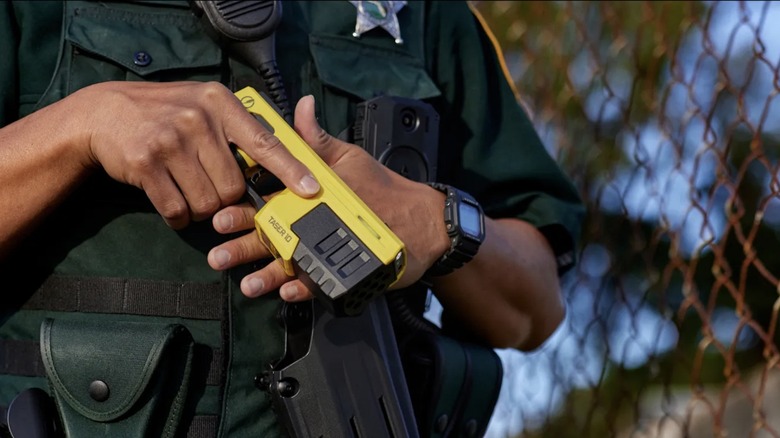 Officer holding a Taser 10 in Sul position