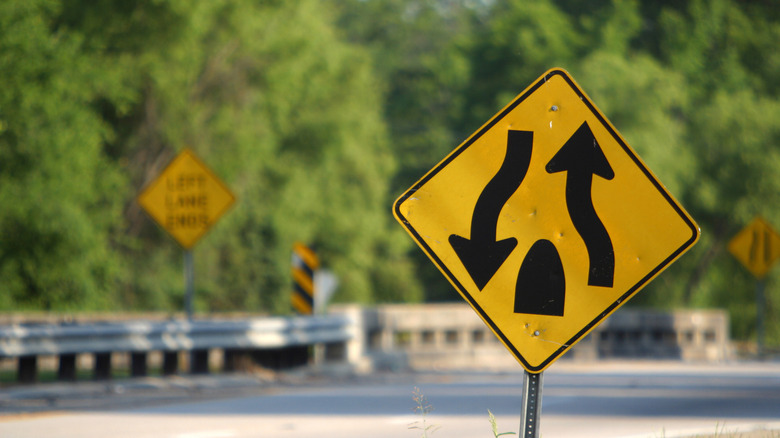 Divided Highway Ends sign on roadway
