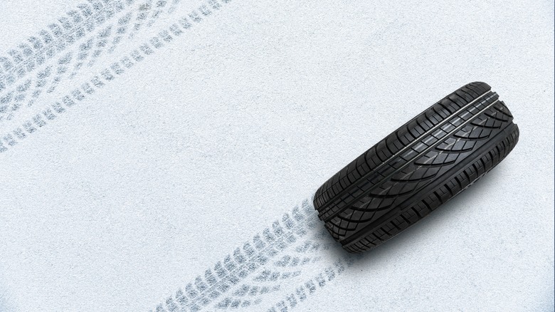 Single tire with tire markings on snow