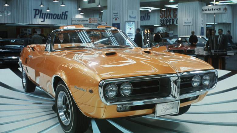 Front 3/4 view of 1967 Pontiac Firebird