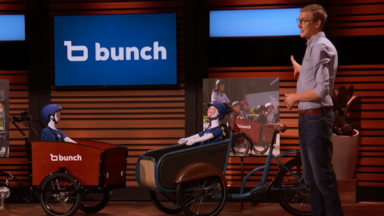 Aaron Powell pointing at Bunch Bikes on Shark Tank