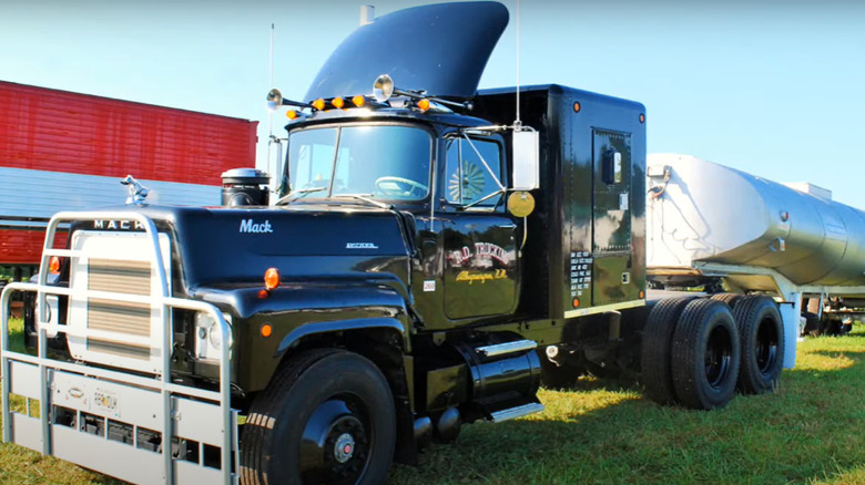 Front shot of Mack RS700 truck from Convoy