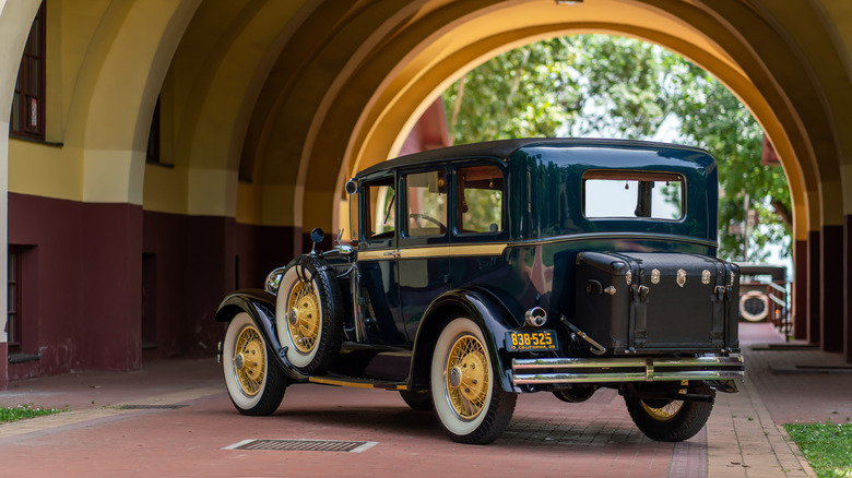 Back-side view of luxury american car from 1928 showing Studebaker President Sedan 8 (with straight-eight engine).