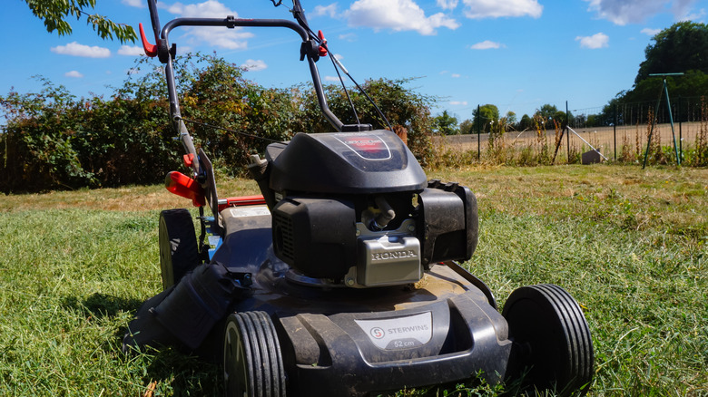 A powerful, self-propelled petrol lawn mower powered by Honda