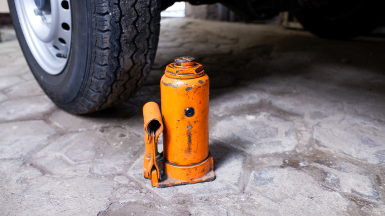 bottle floor jack in mechanic shop