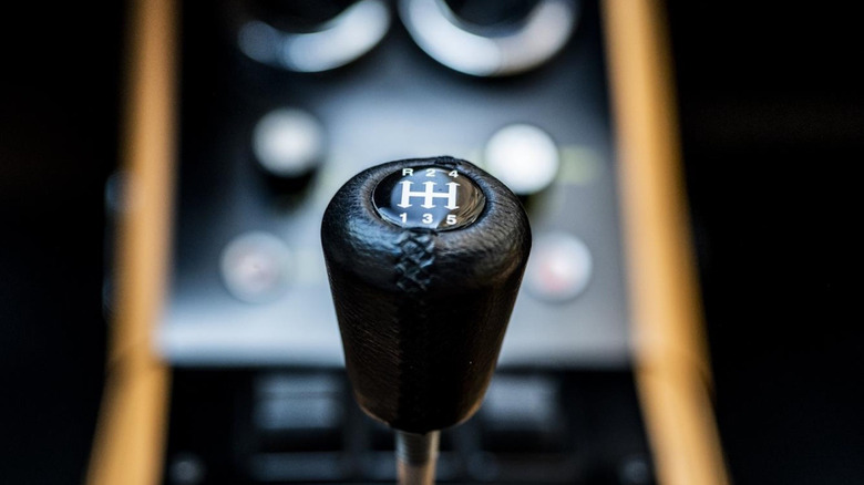 Dog leg gear shift pattern on Lamborghini Countach