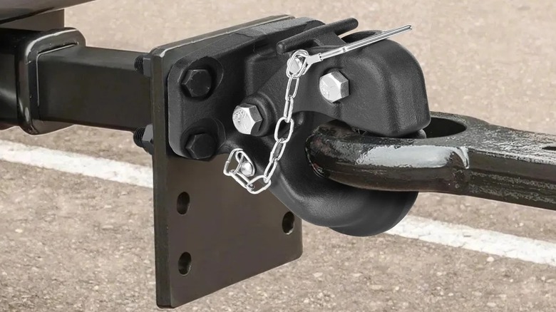 Pintle hitch attached to a lunette ring
