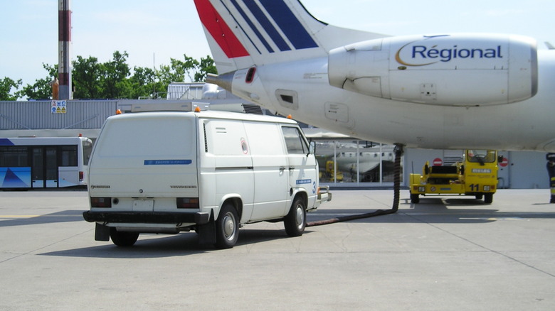 Image showing an Air Starter Unit truck next to a commercial jet