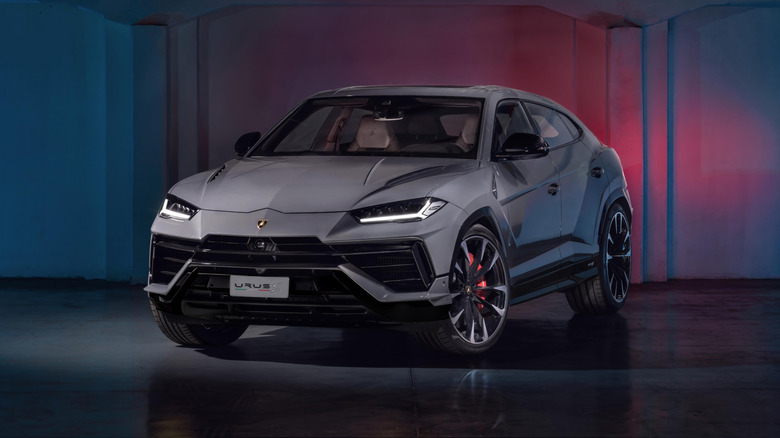 Front 3/4 view of Lamborghini Urus, gray exterior