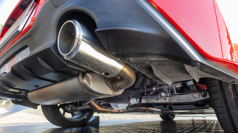 Rear car exhaust pipe and suspension