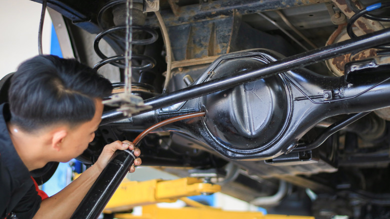 Mechanic filling differential with oil using plunger
