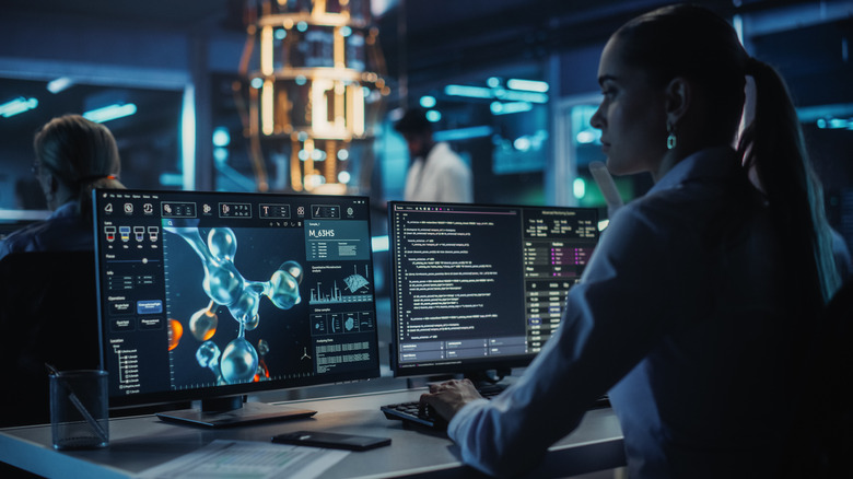 La mujer estudia una molécula utilizando computación cuántica.