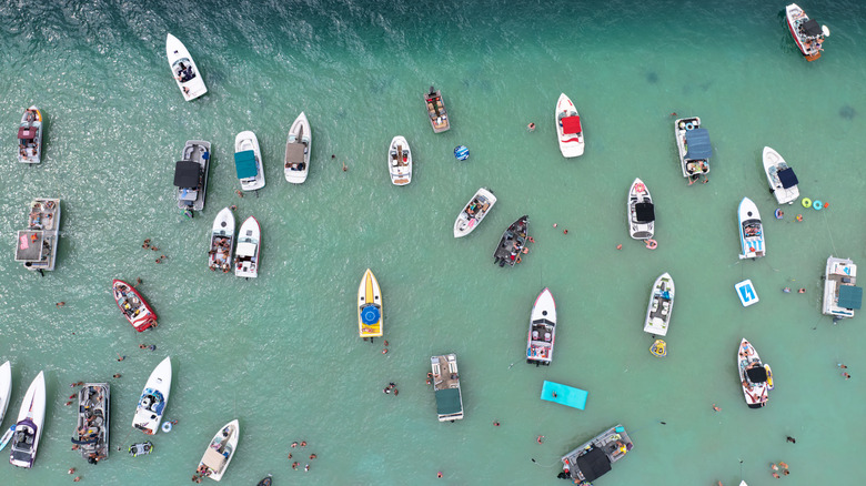 A number of boats out on crowded lake