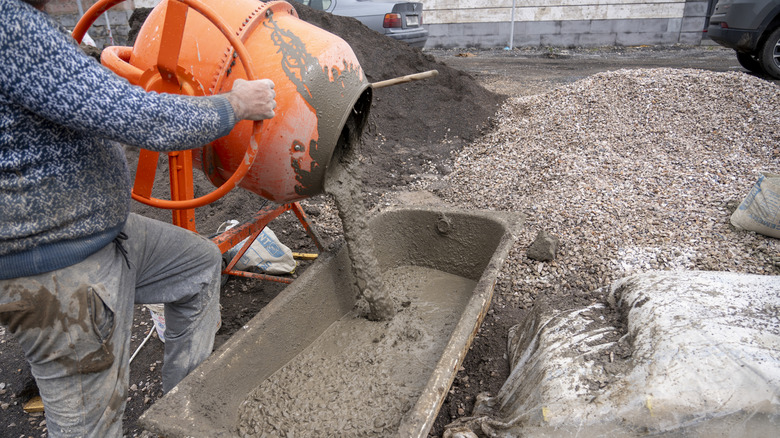 Preparation of concrete mix in a concrete mixer