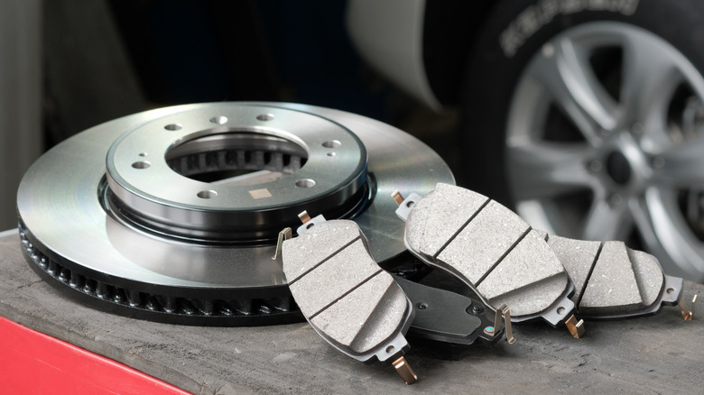 Assorted brake pads with clips