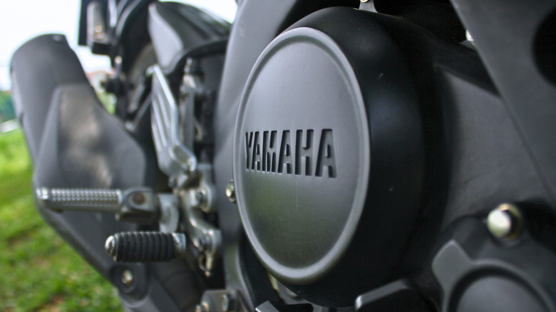 Close-up of Yamaha logo on an all-black Yamaha engine