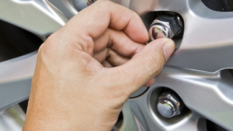 Turning a wheel lug nut by hand
