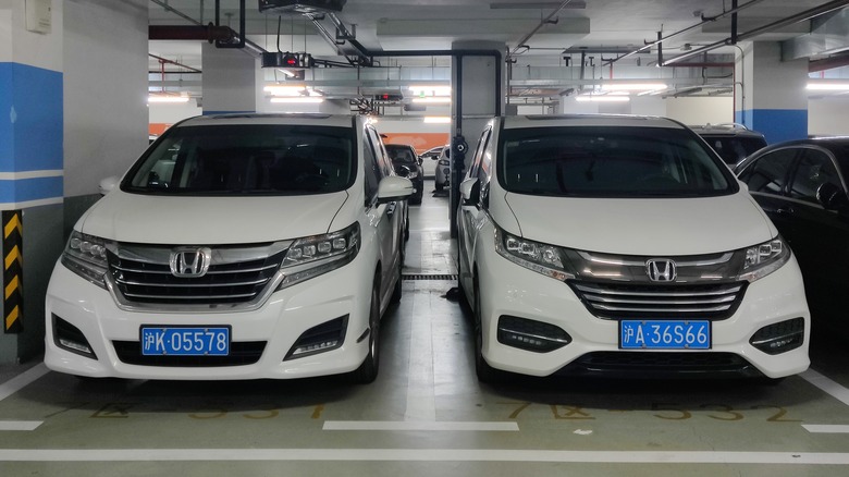 Chinese market Honda Elysion and Odyssey side by side