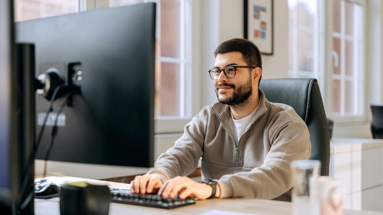 Man using a computer monitor