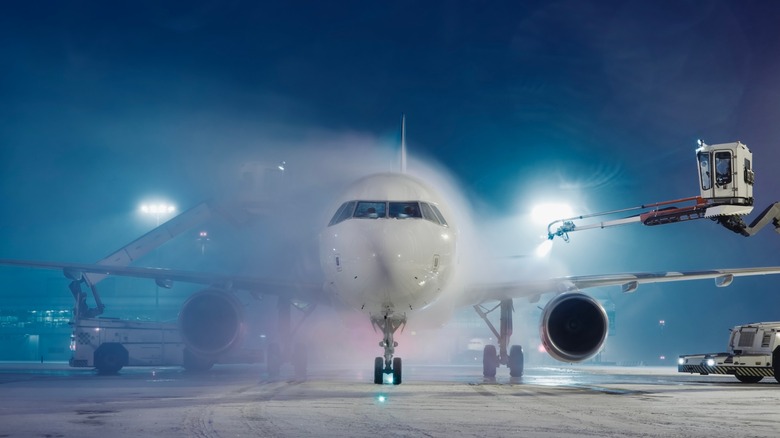 El avión que se frenina antes del vuelo en invierno