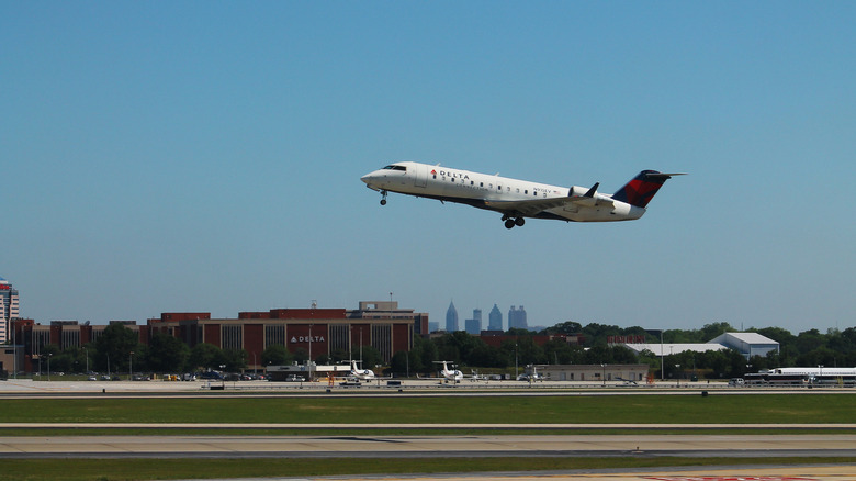 A Bombardier CRJ-200 coming in for a landing